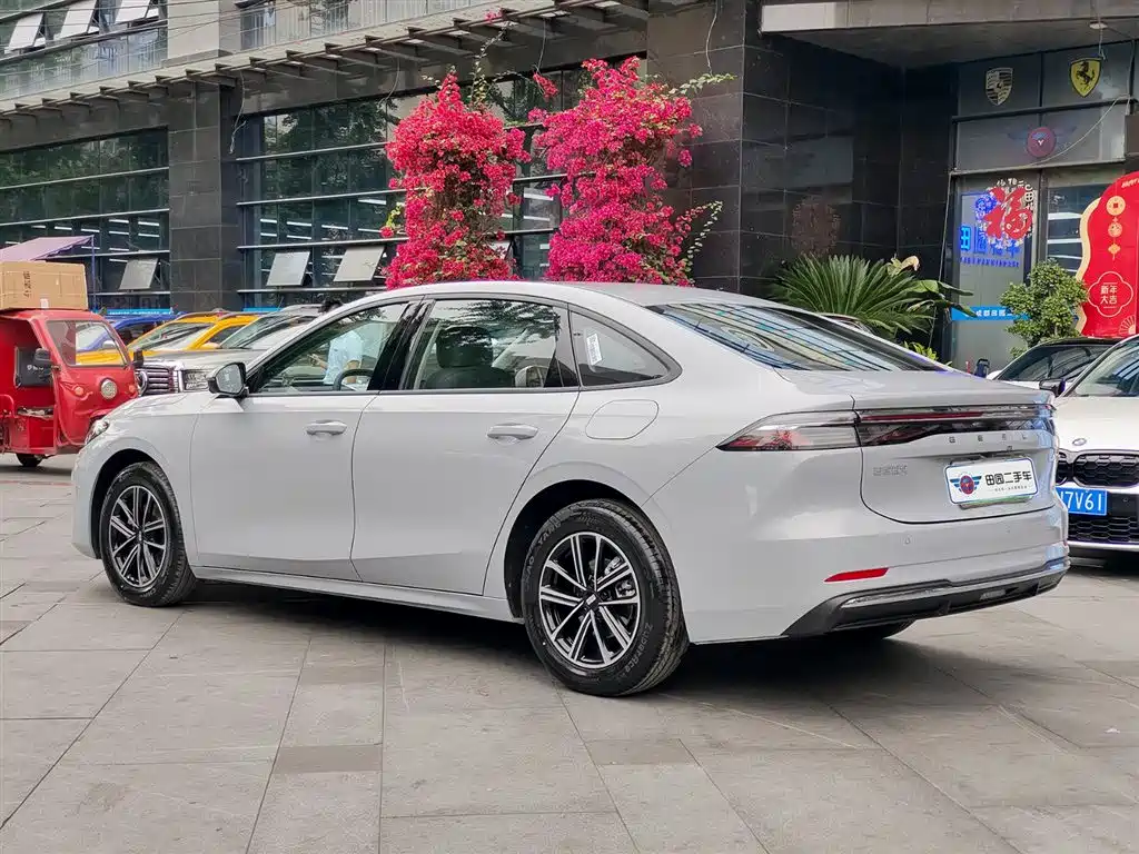 Geely Galaxy Galaxy A7 2025 EM-i 70km Luxury Edition фото 4