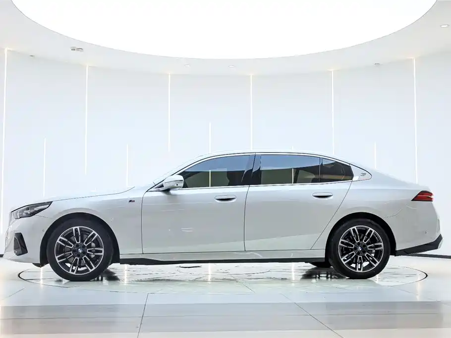 BMW 5 Series 2024 530Li Leading M Sport Package фото 8