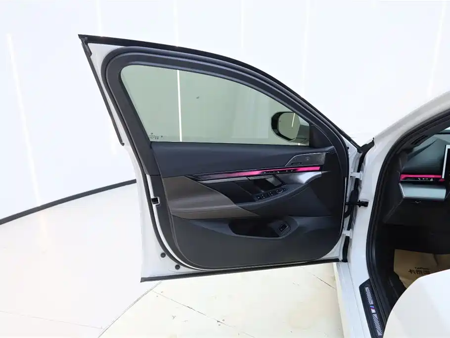 BMW 5 Series 2024 530Li Leading M Sport Package фото 16
