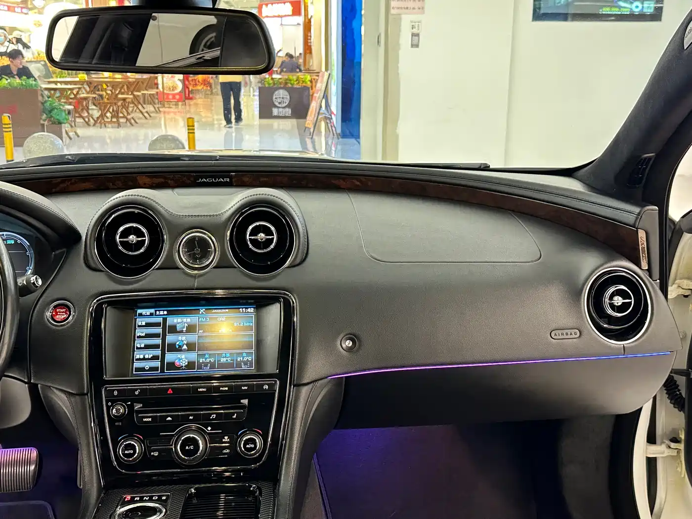 Jaguar XJ 2015 XJL 3.0 SC 2WD Panorama Business Edition фото 18