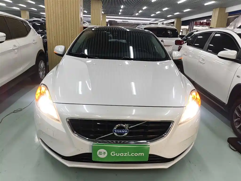 Фото 3 - Volvo V40