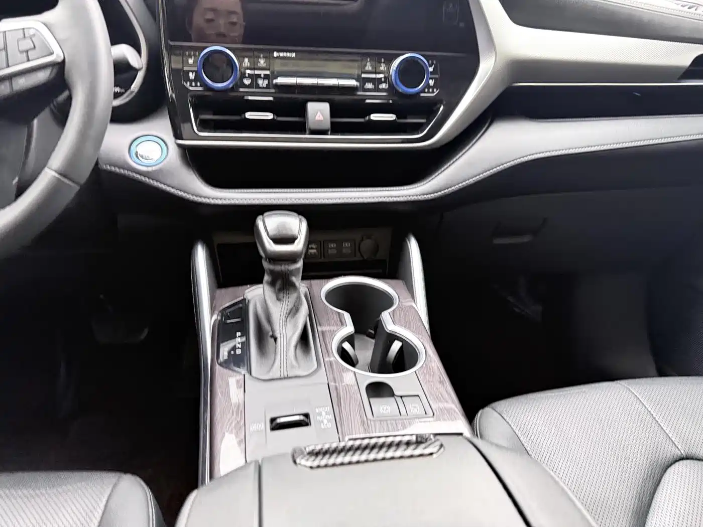 Toyota Highlander 2022 Dual Engine 2.5L 4WD Supreme Edition 7-Seater фото 10