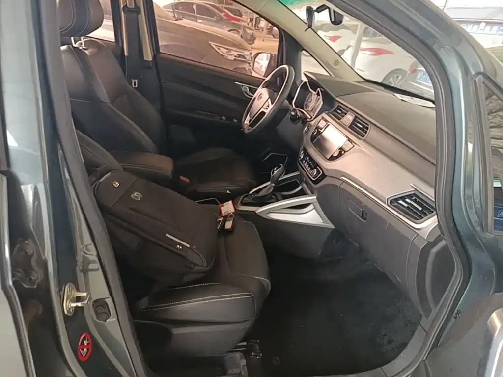 Фото 25 - Geely Vision X3