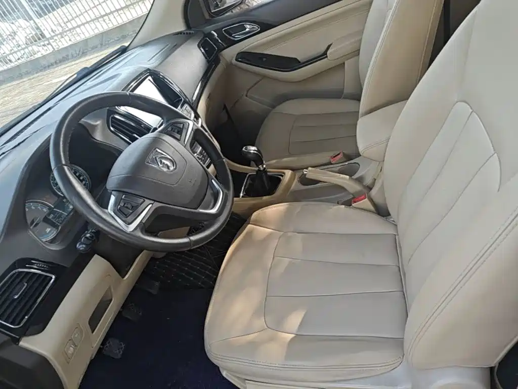 Baojun 730 2015 2014 1.5L Manual Luxury Navigation ESP Edition 7-Seater