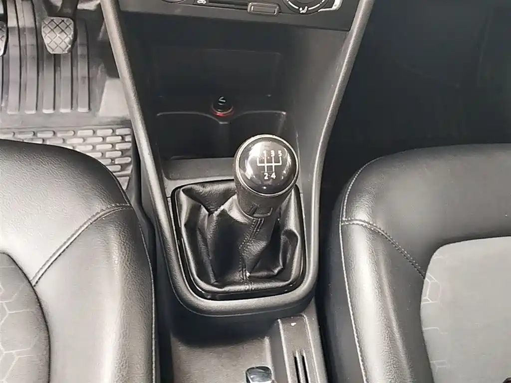 Volkswagen Santana 2015 1.4L Manual Comfort Edition фото 14