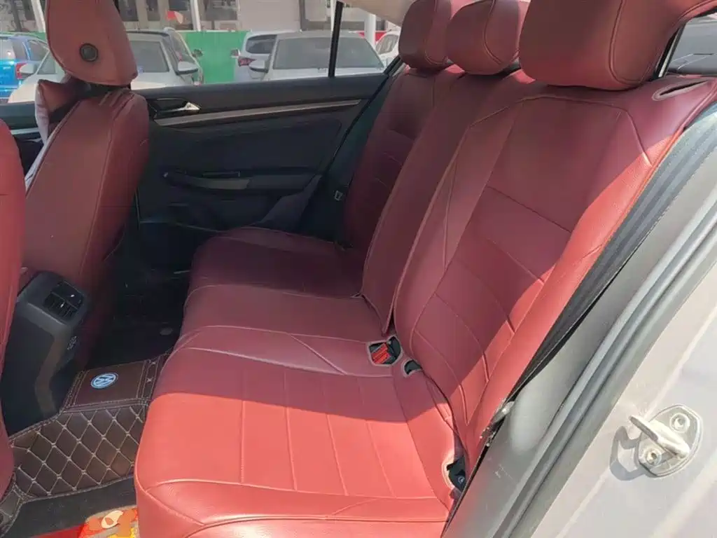 VOLKSWAGEN BORA