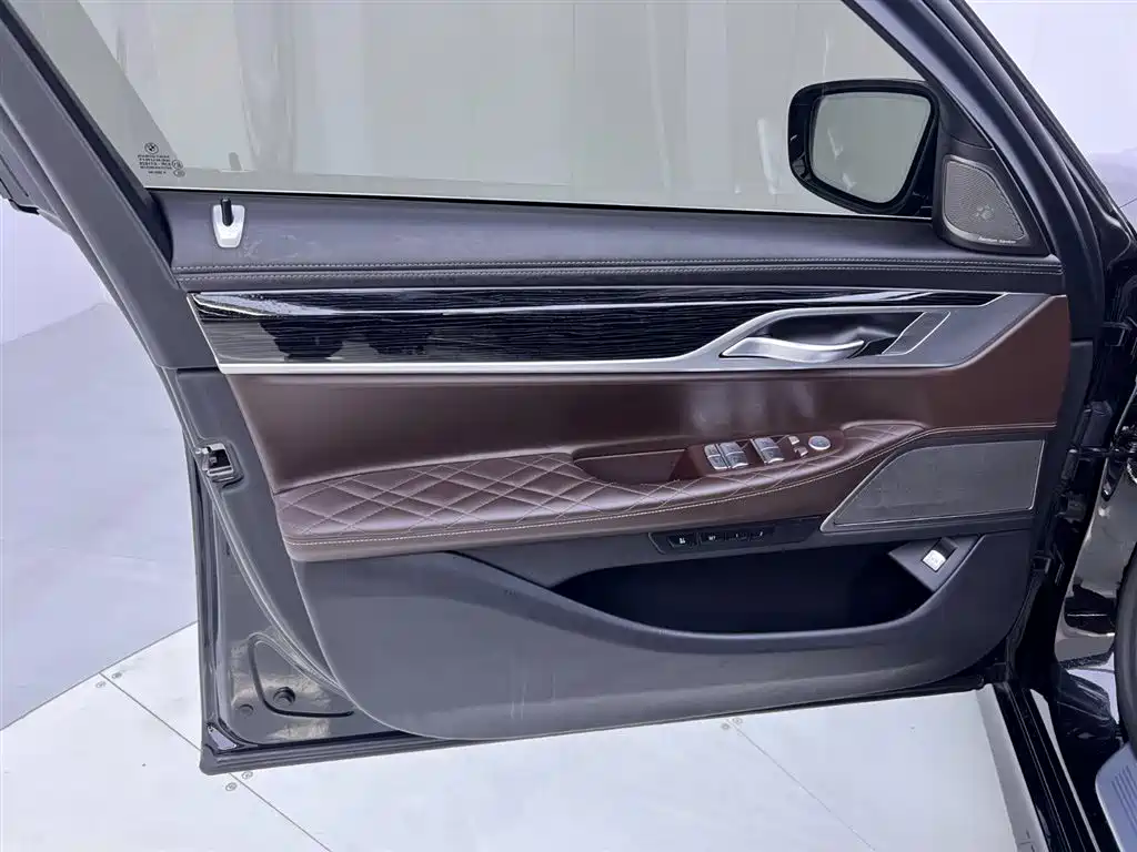 BMW 7 Series 2019 740Li Leading M Sport Package фото 16