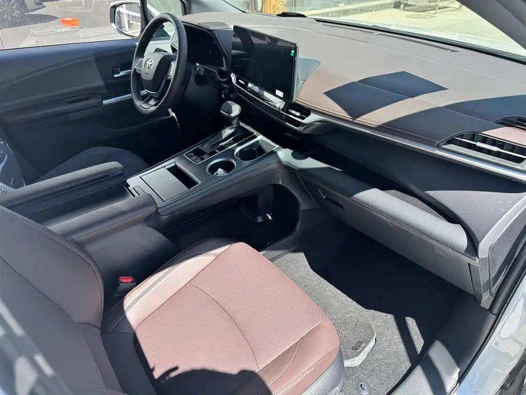 Toyota Granvia 2026 Model 2.5L Hybrid Prestige PLUS AWD Trim фото 8