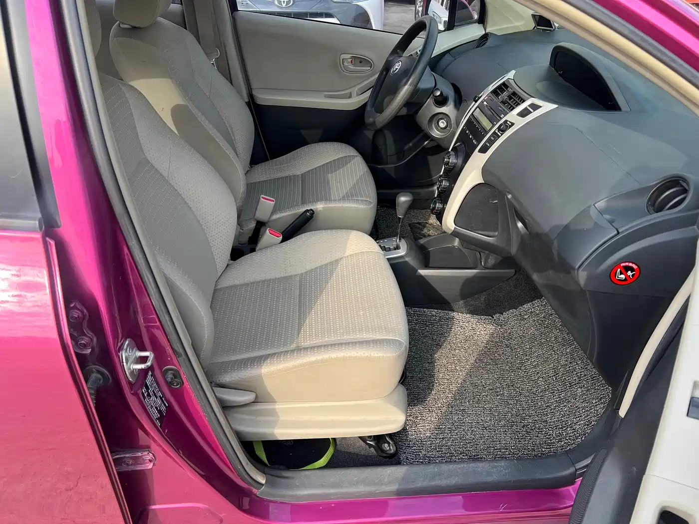 Toyota Yaris 2011 1.6E Auto Charm Edition фото 12