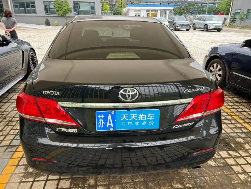 Фото 2 - Toyota Camry