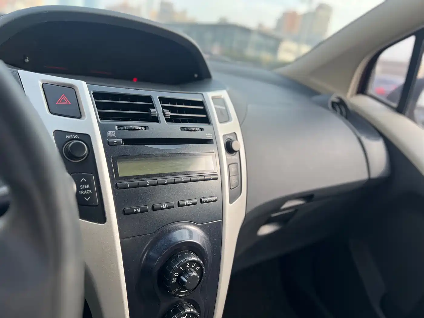 Toyota Yaris 2011 1.6E Auto Charm Edition фото 9