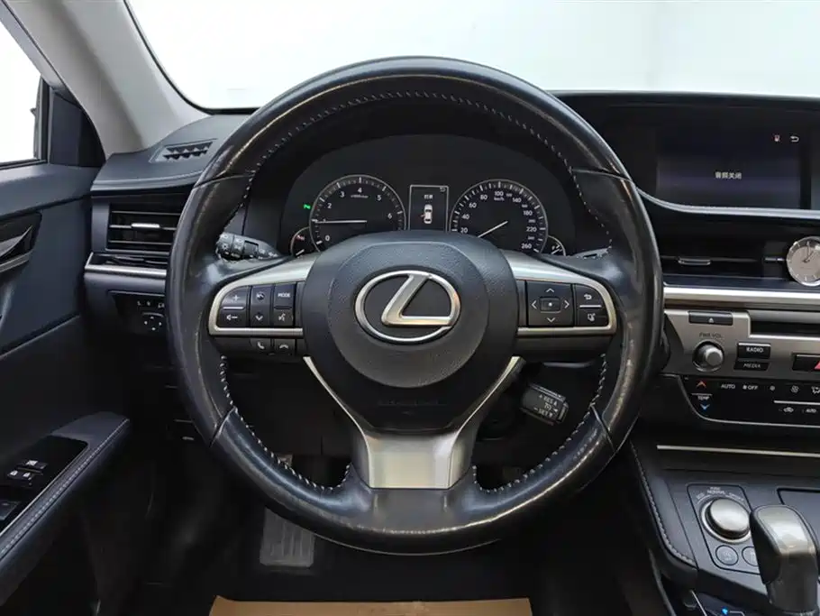 Lexus ES 2015 200 Elite Edition фото 15