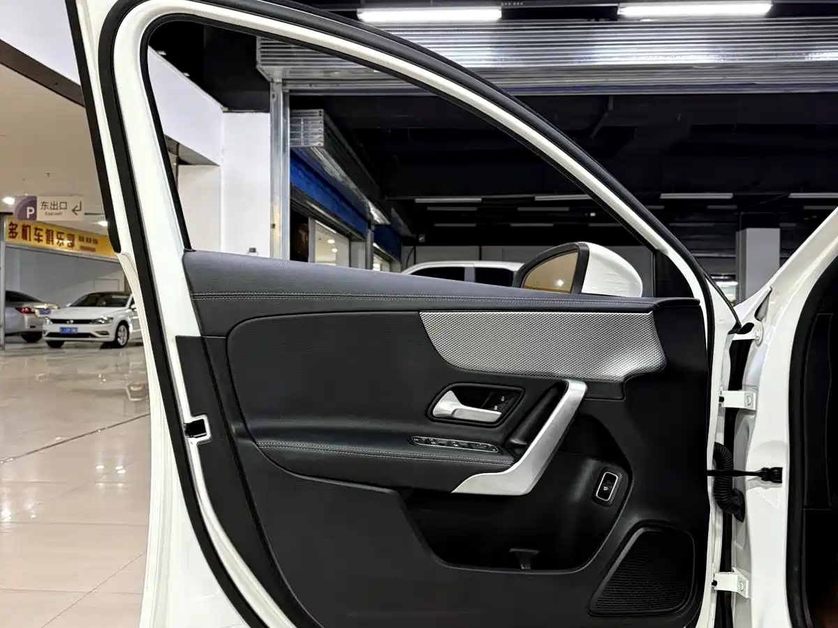 Mercedes-Benz A-Class 2024 Facelift A 180 L фото 9