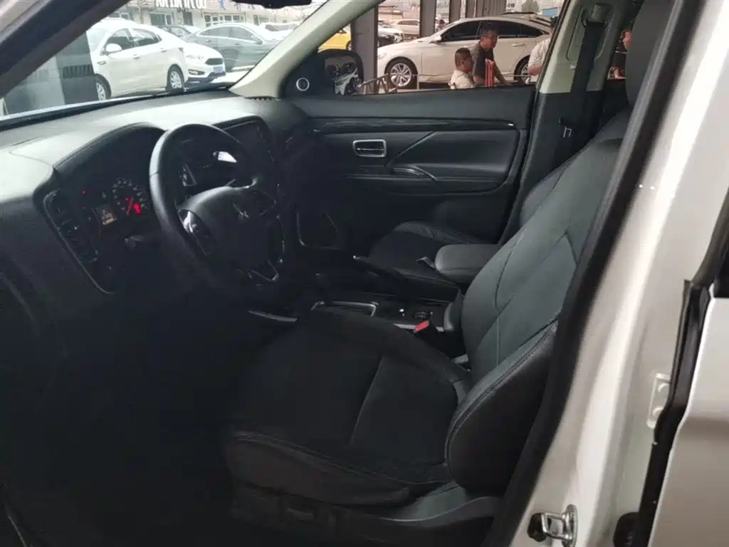 Mitsubishi Outlander 2018 2.0L 2WD Glory Edition 5-seater фото 15