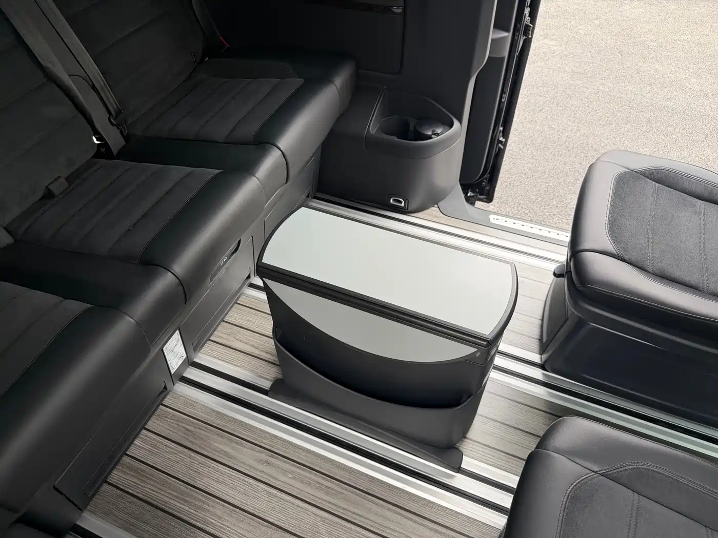 Volkswagen Multivan 2018 2.0TSI 4WD Explorer Edition 7-Seater фото 21