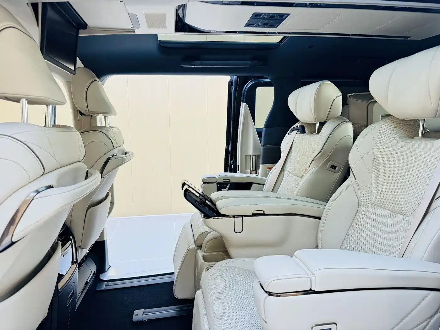 Toyota Vellfire 2024 Crown Hybrid 2.5L Executive Premium Edition фото 17
