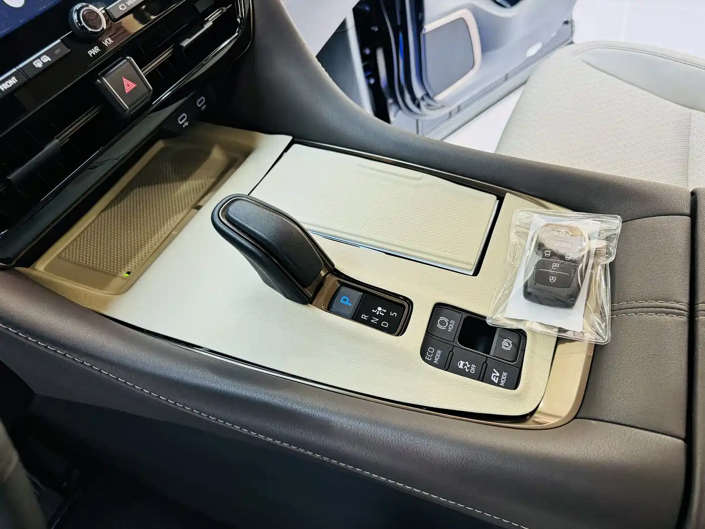 Toyota Vellfire 2024 Crown Hybrid 2.5L Executive Premium Edition фото 5