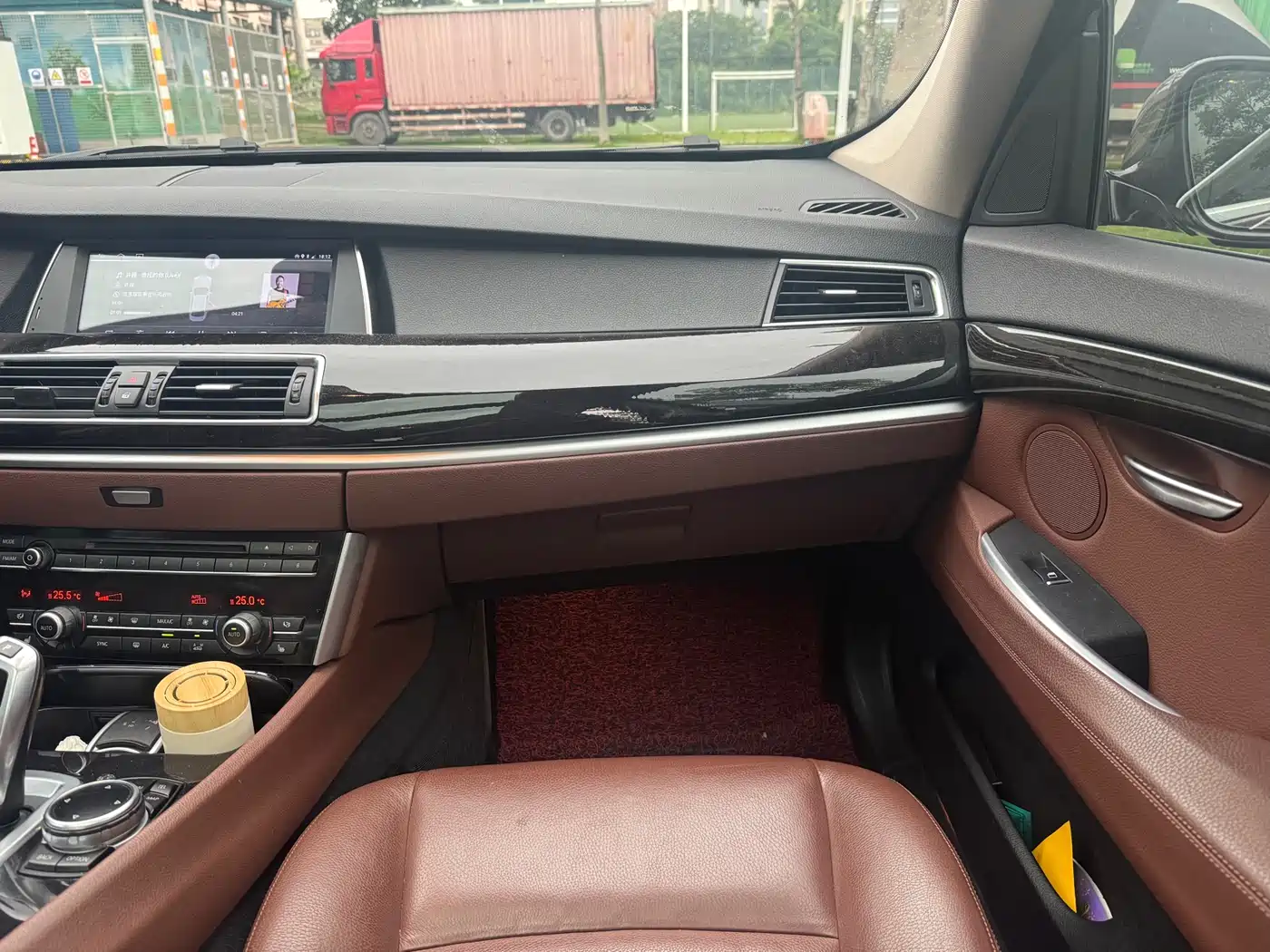 BMW 5 Series GT 2014 535i Leading фото 16