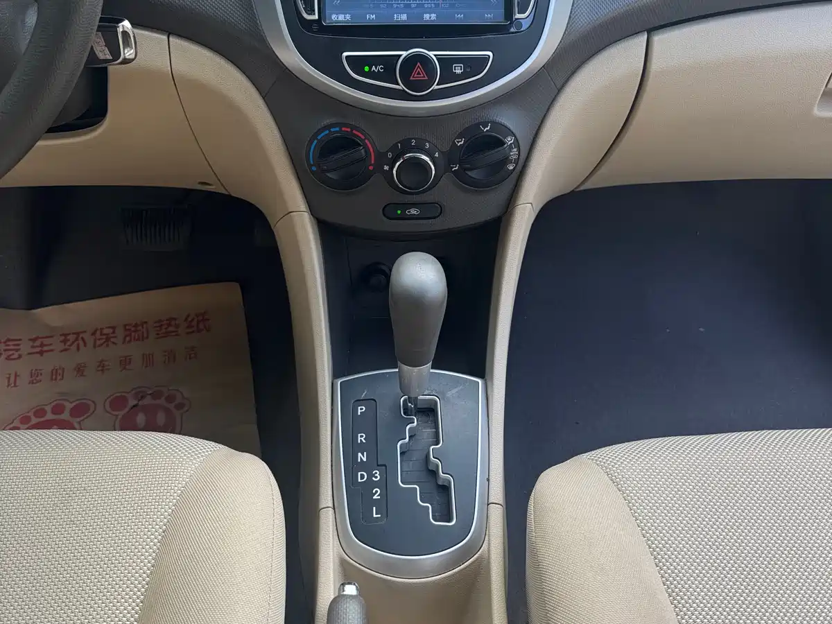 Hyundai Verna 2010 Sedan 1.4L Automatic Fashion GT фото 17