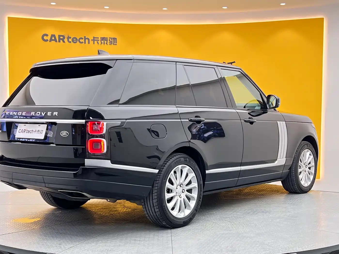 Land Rover Range Rover 2021 3.0 L6 Heritage Edition фото 37