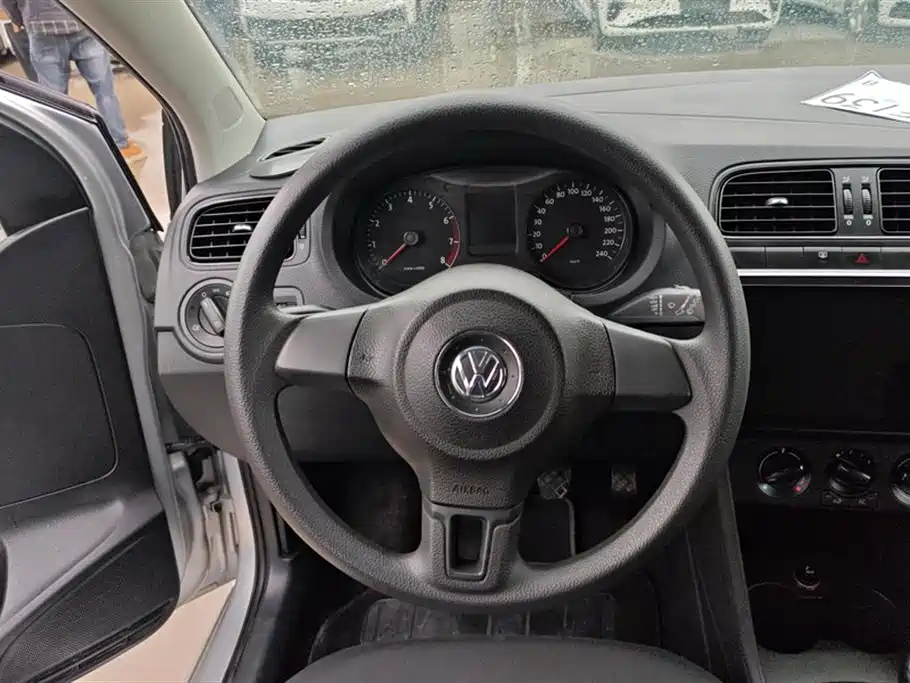 Volkswagen Polo 2013 1.4L Manual Trend Edition фото 15