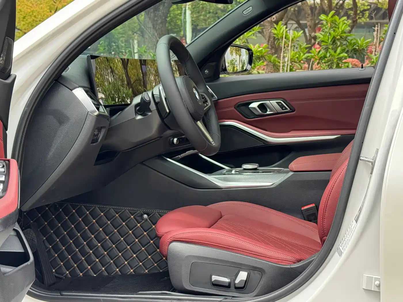 BMW 3 Series 2023 325i M Sport Black Night Package фото 11