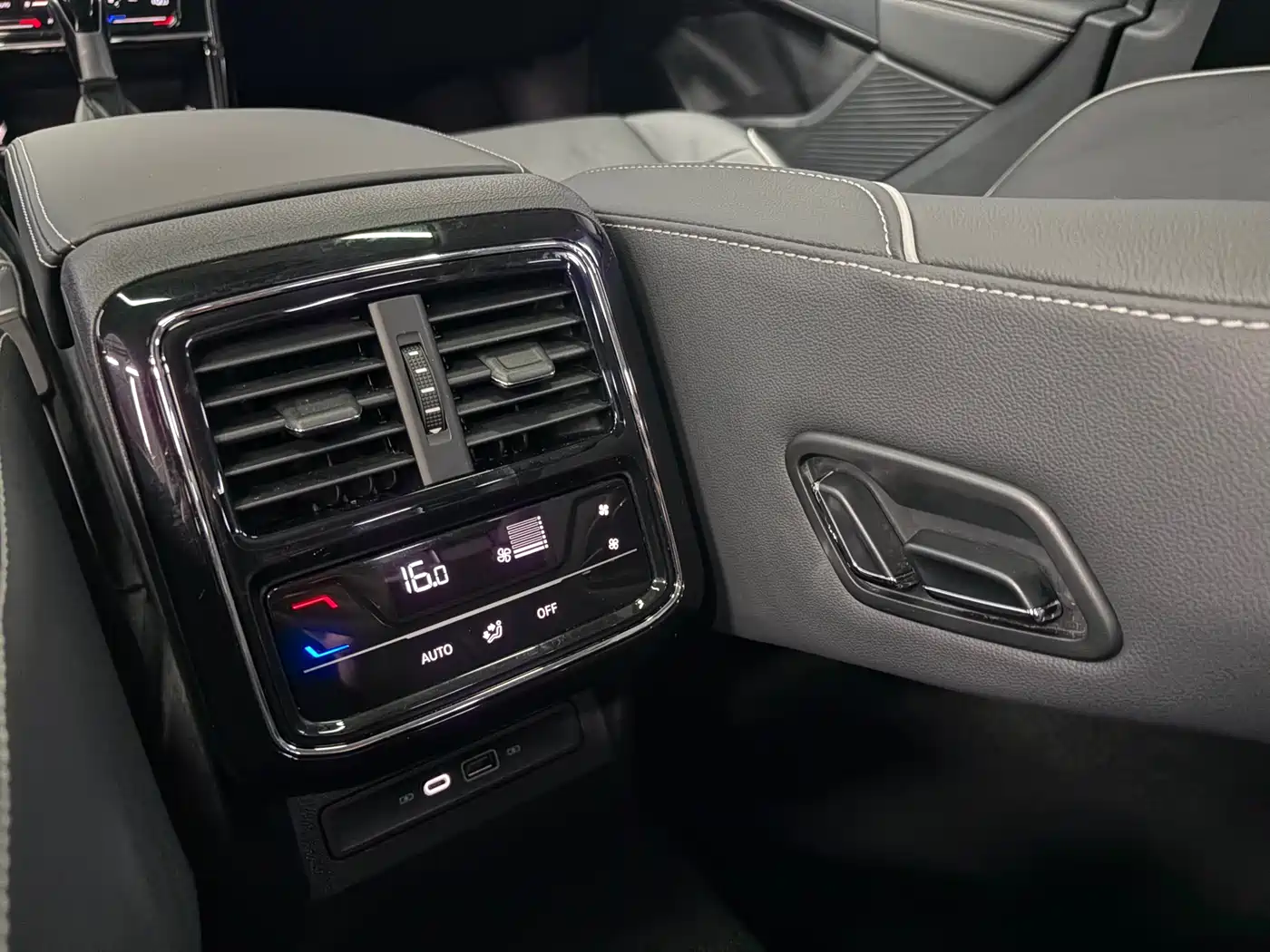 Volkswagen Passat 2023 280TSI Starlight Elite Edition фото 14