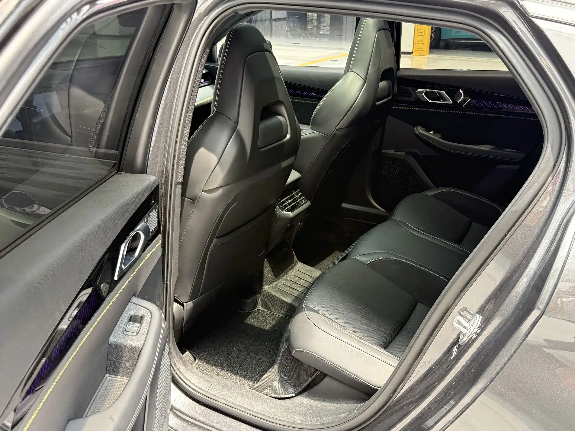 Photo 8 - Lynk & Co 03