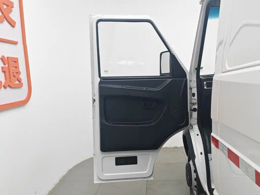 Iveco Daily 2020 2020 Model 2.8T V35 Van Dual-Tire V35 Medium Roof 3 Seats with Side Sliding Door China V
