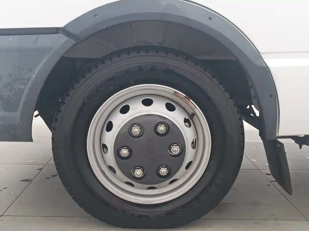 Iveco Daily 2020 2020 Model 2.8T V35 Van Dual-Tire V35 Medium Roof 3 Seats with Side Sliding Door China V