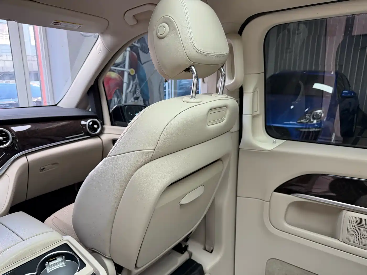 Mercedes-Benz V-Class 2017 Model V 260 Premium Edition фото 33