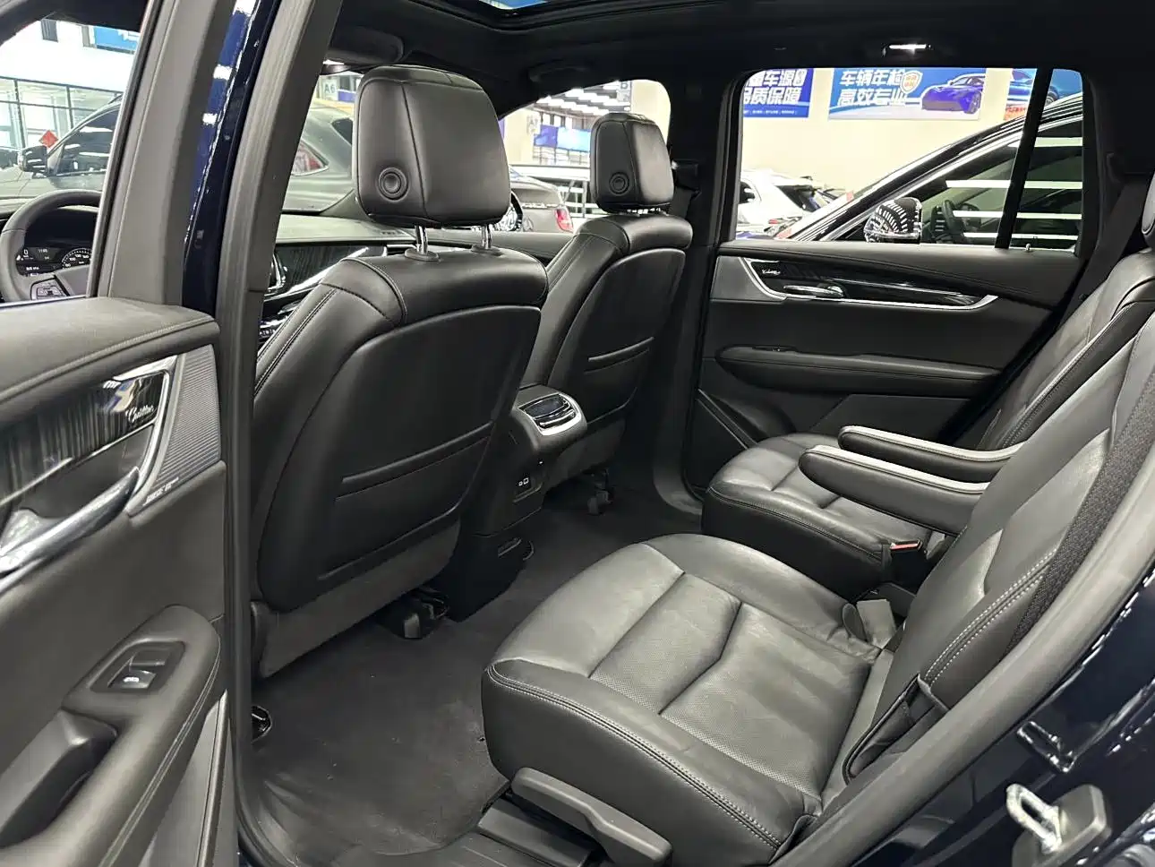 Photo 11 - Cadillac XT6