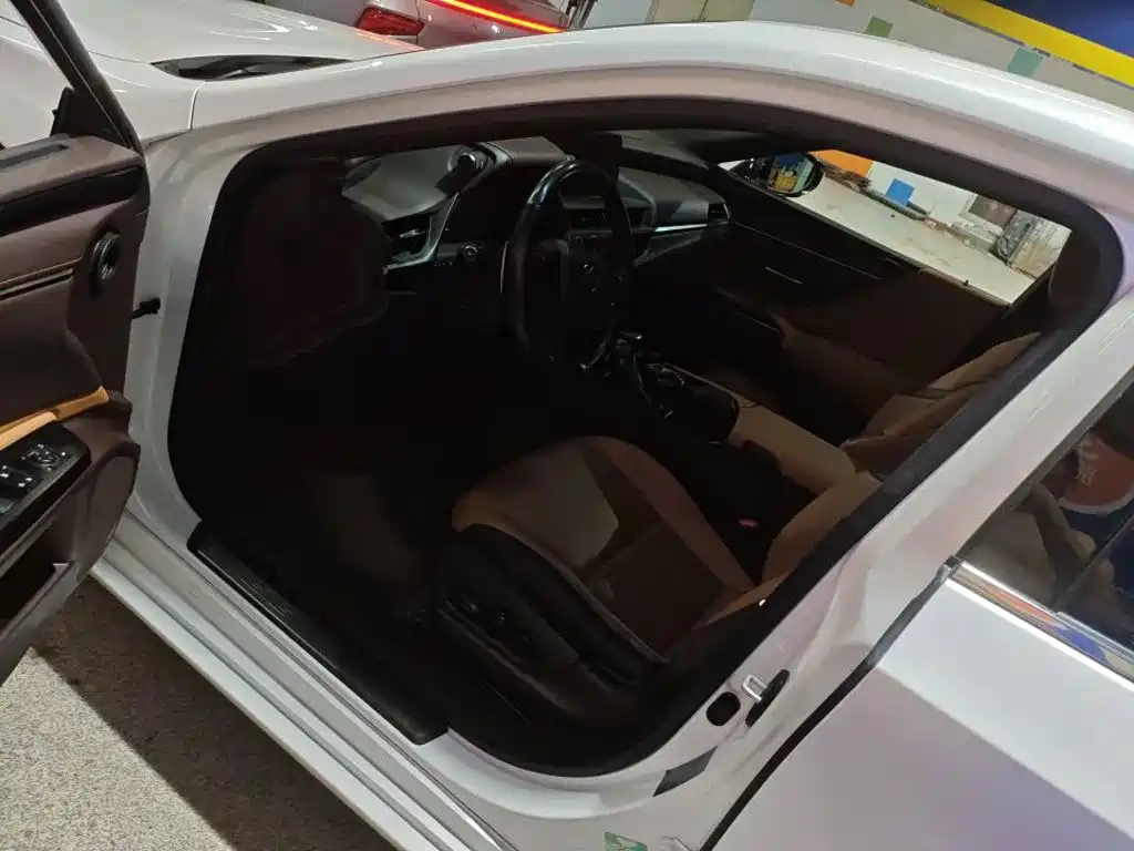 Фото 4 - Lexus ES
