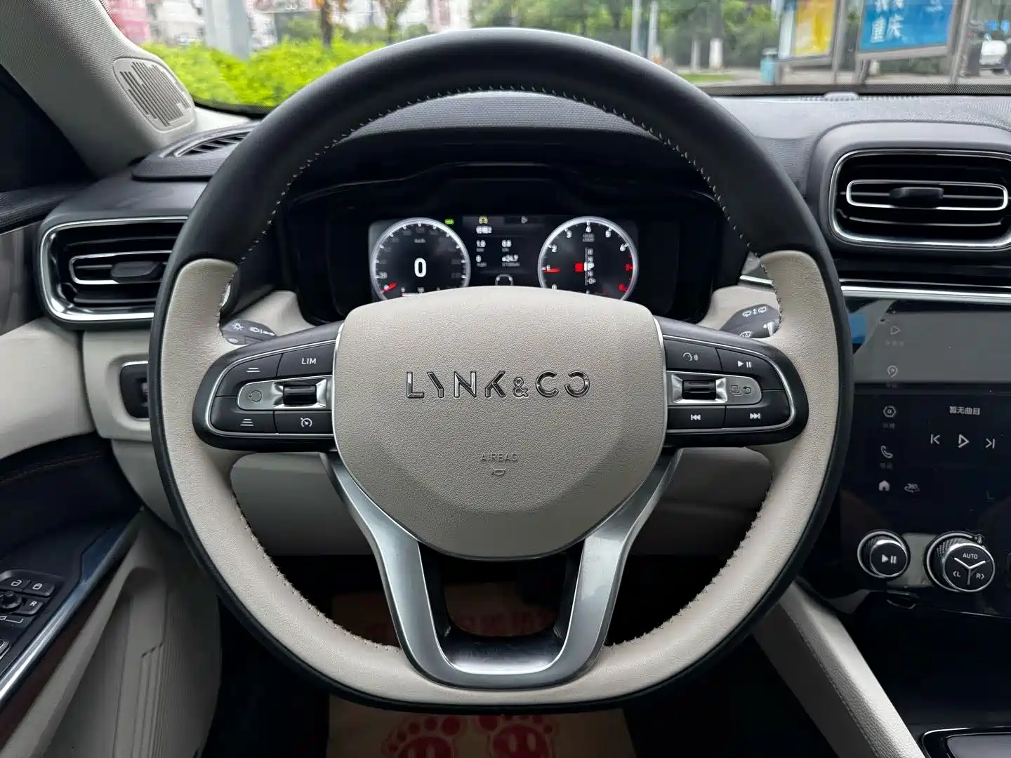 Photo 19 - Lynk & Co 02