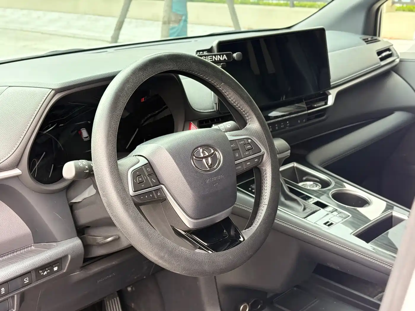 Toyota Sienna 2024 2.5L Hybrid Ultimate Premium Edition фото 6