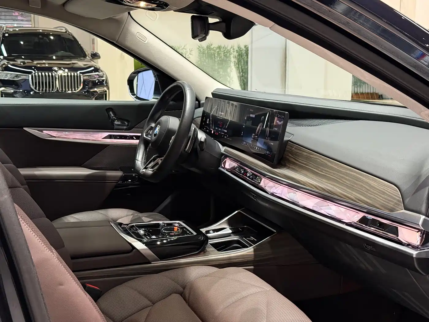 BMW 7 Series 2023 Model 740Li Leading M Sport Package фото 31