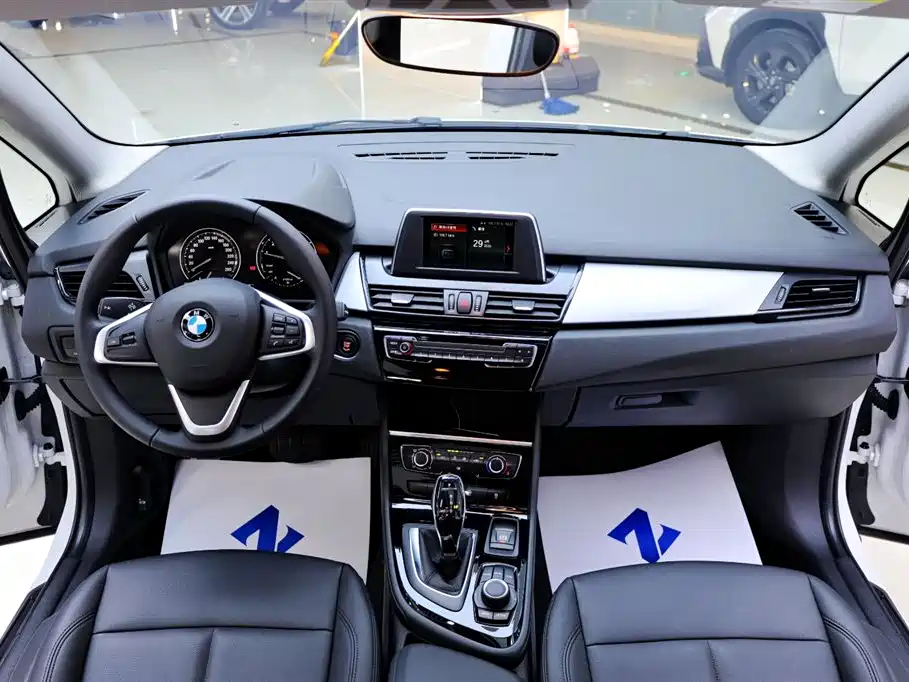 BMW 2 Series Gran Tourer 2019 220i Leading фото 18