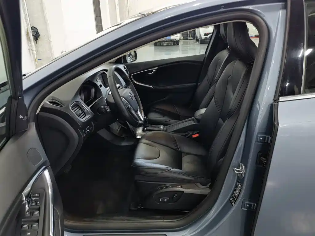 Volvo V40 2018 2018 T3 R-Design Edition