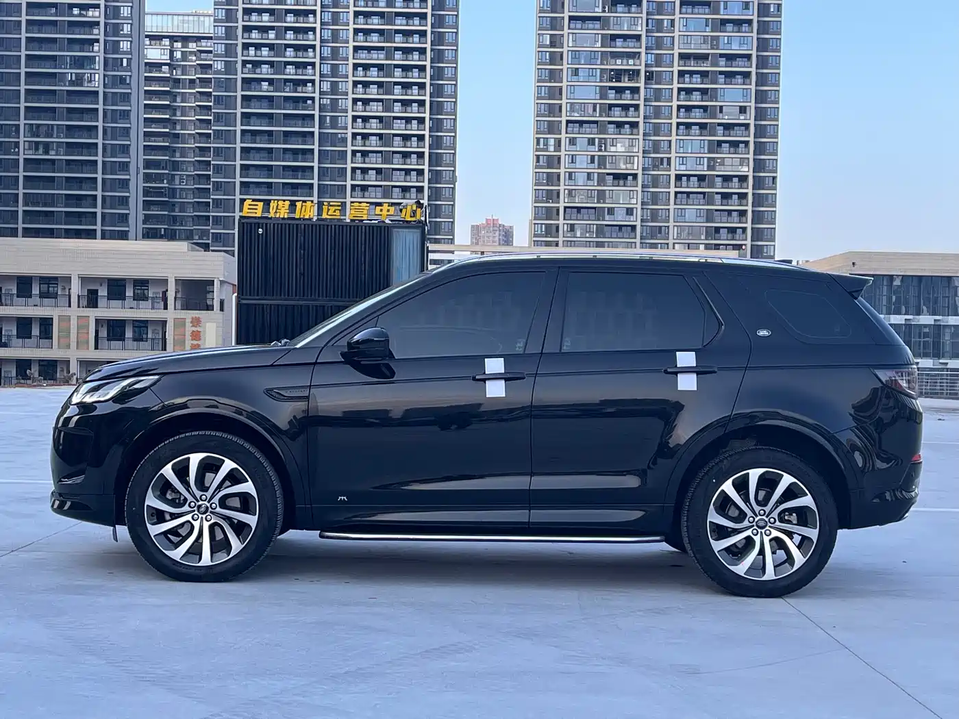 Land Rover Discovery Sport 2022 249PS Metropolis Edition 5-Seater фото 4