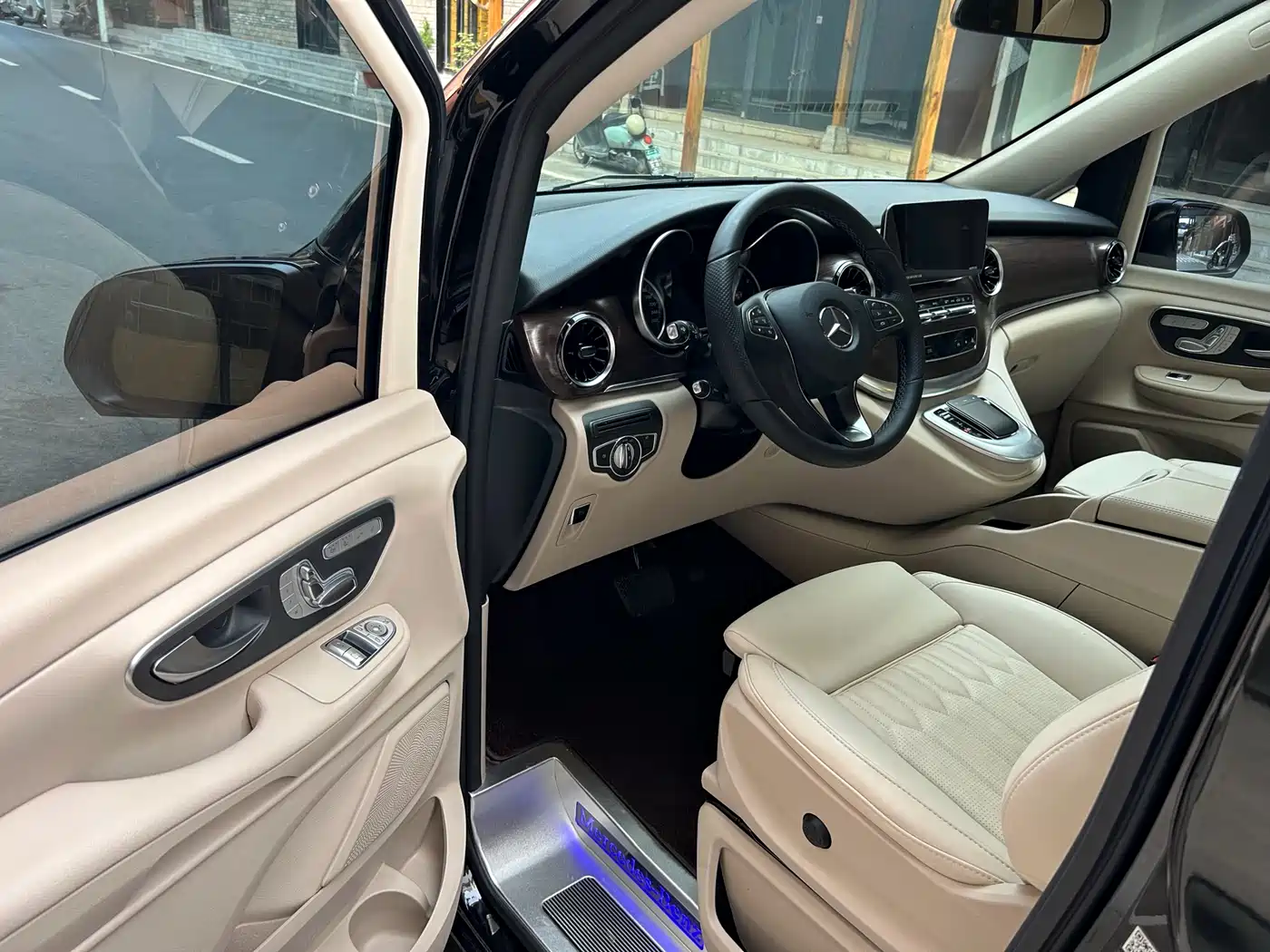 Mercedes-Benz V-Class 2022 V 260 Pilot Edition фото 4