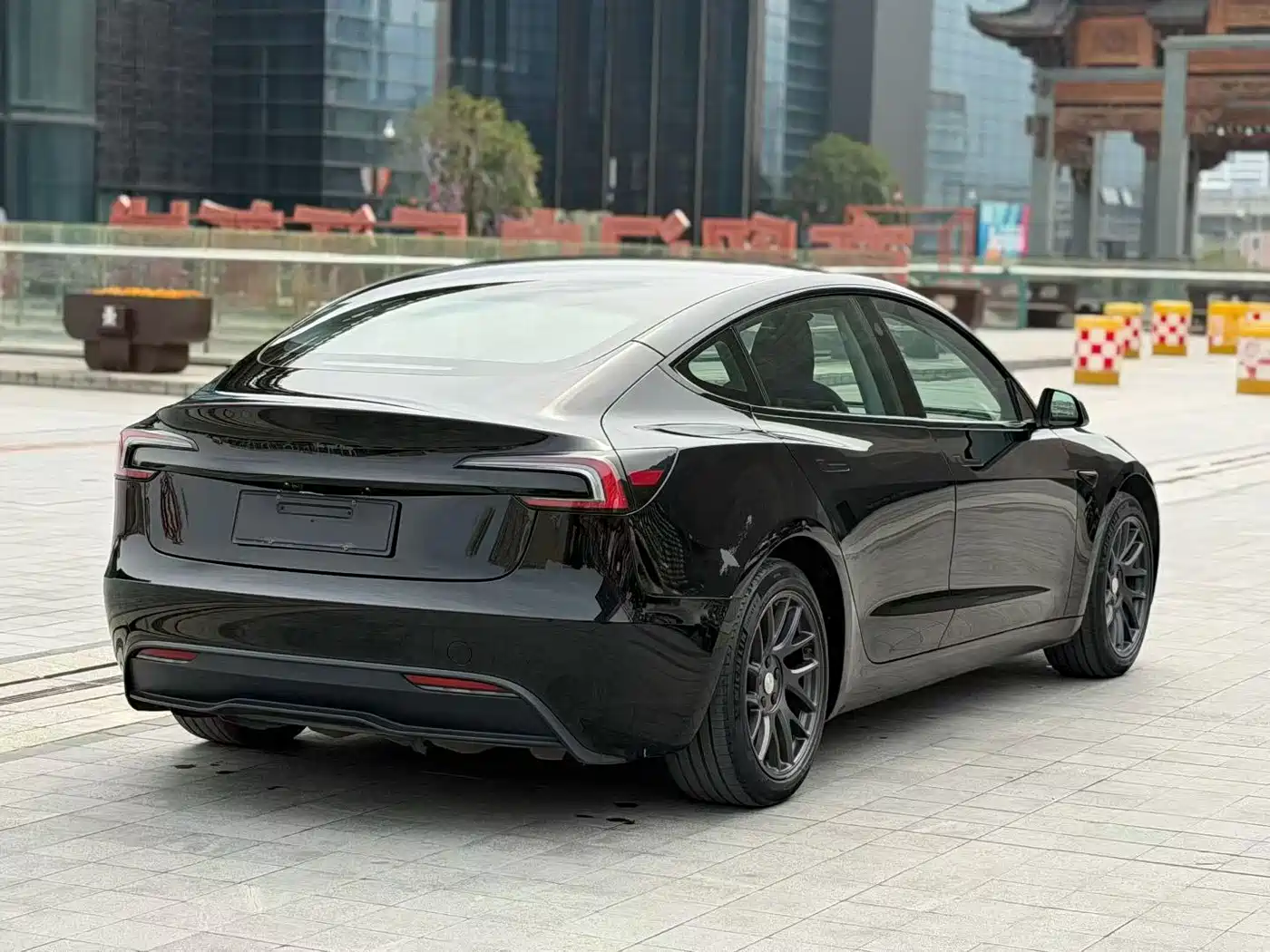 TESLA MODEL 3