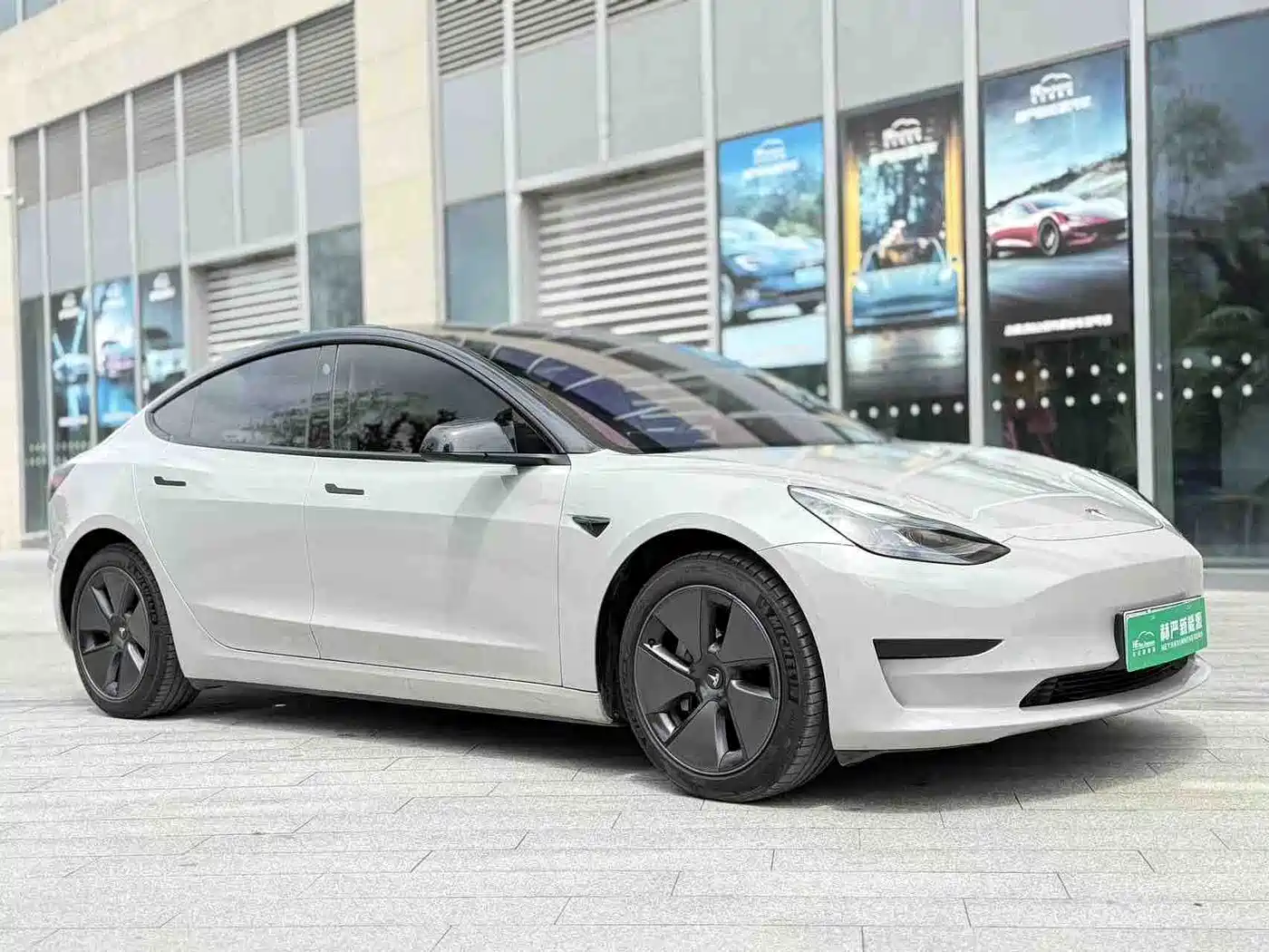 TESLA MODEL 3