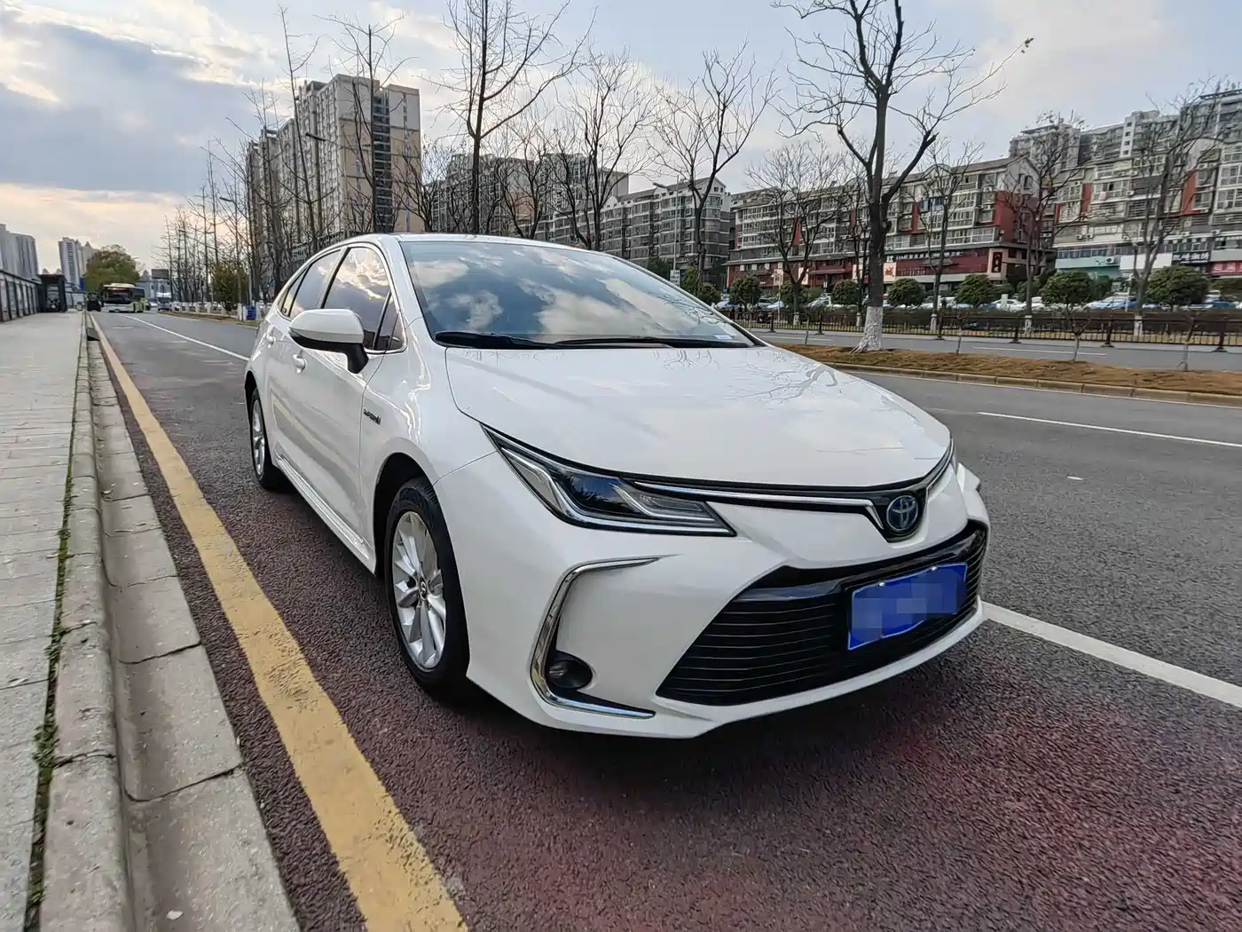Toyota Corolla 2019 Hybrid 1.8L E-CVT Flagship Edition фото 3