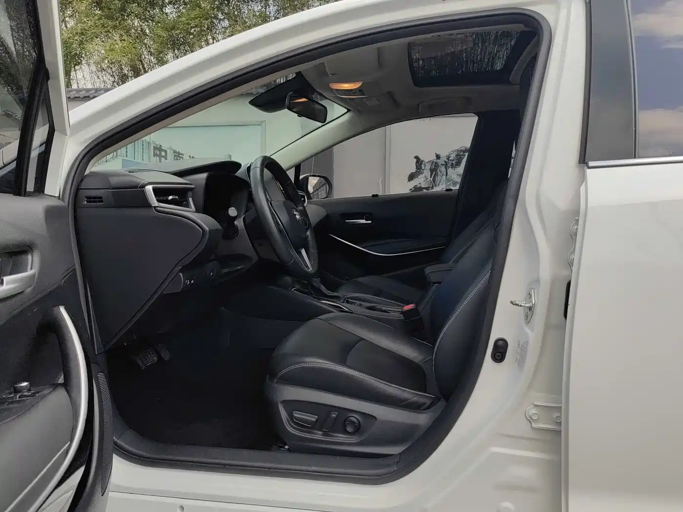 Toyota Corolla 2019 Hybrid 1.8L E-CVT Flagship Edition фото 7