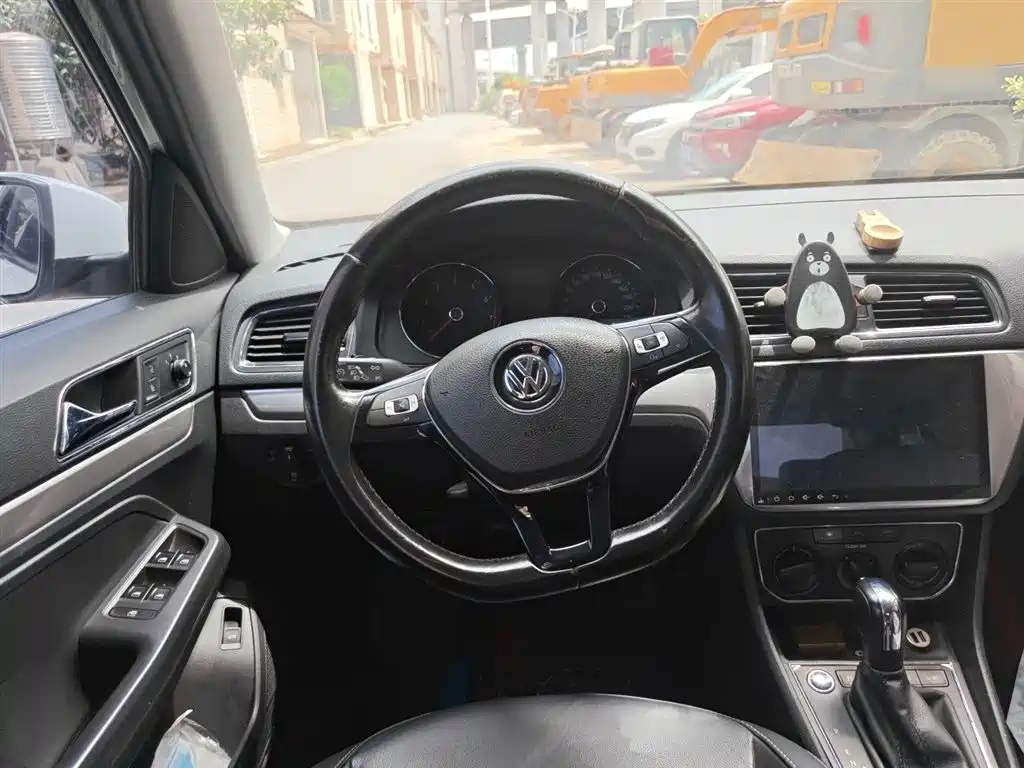 Volkswagen Lavida 2017 1.6L Automatic Comfort Edition фото 7