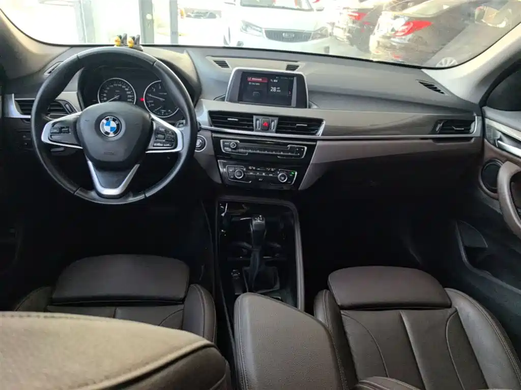 BMW X1 2018 sDrive18Li Premium Model фото 10
