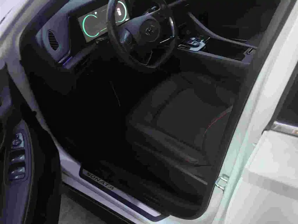 Photo 9 - Hyundai Sonata