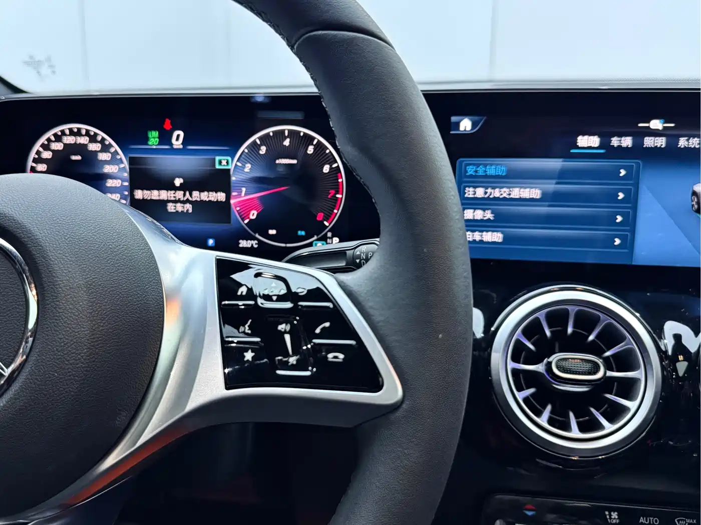 MERCEDES-BENZ GLB