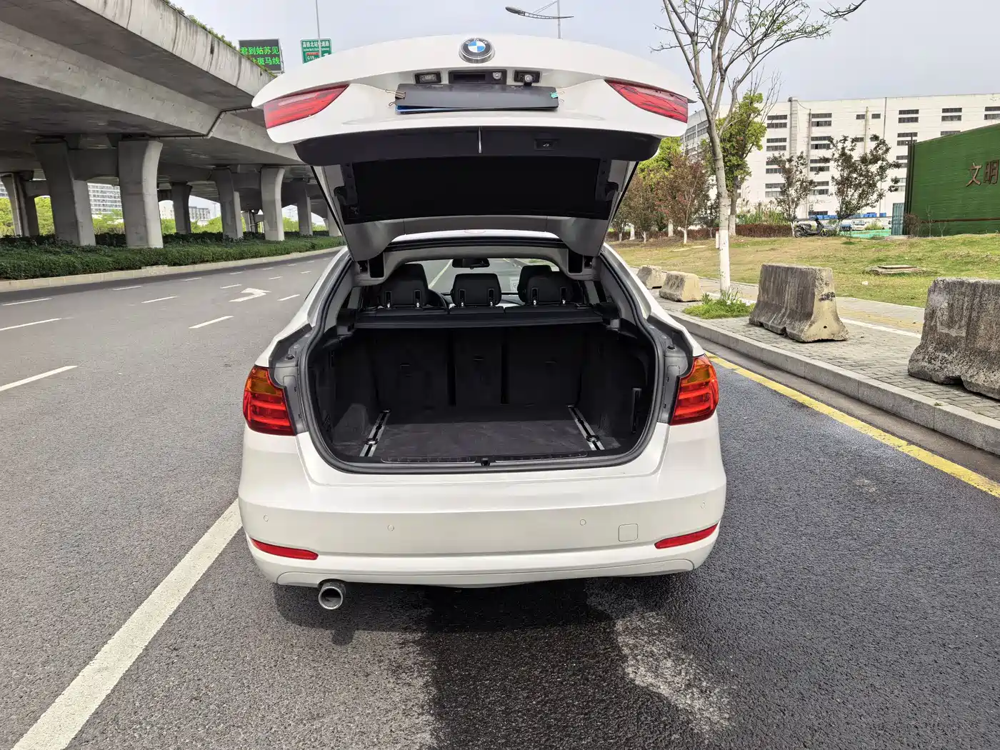 BMW 3 Series GT 2014 320i Leading Edition фото 14