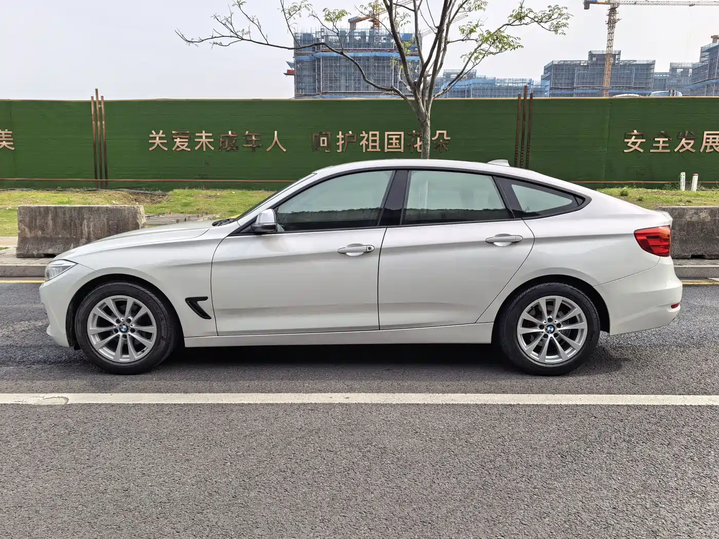 BMW 3 Series GT 2014 320i Leading Edition фото 16
